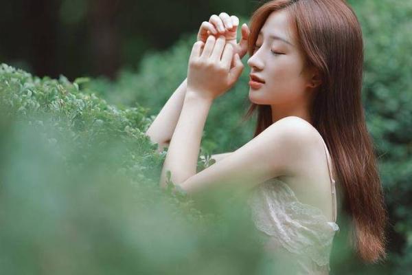 走进1998鼠年命女的世界：她们的性格与命运解析