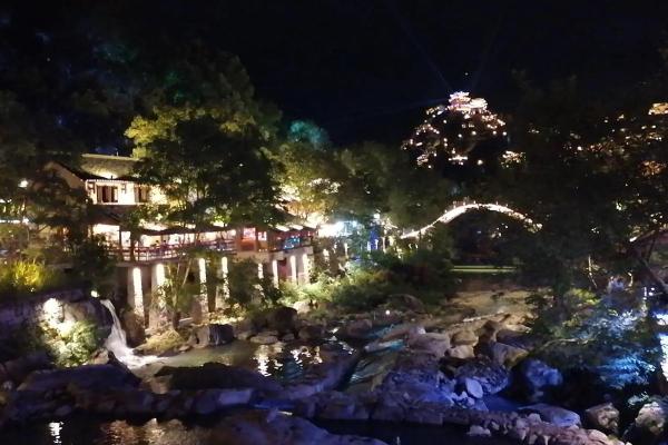 童子命：从命运的桎梏到璀璨人生的蜕变