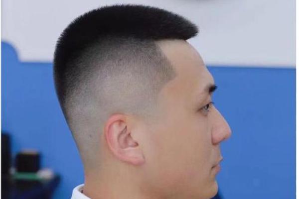 如何选择适合蛇年木命人士的发型？打造个性与风采的完美结合！