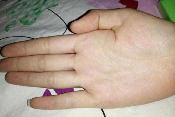 深扒大拇指笔直的命运密码：你与众不同的面相秘密！