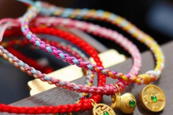 1976年土命人士佩戴福气与旺运的首选饰品分析 1976年土命人士佩戴福气与旺运的首选饰品分析