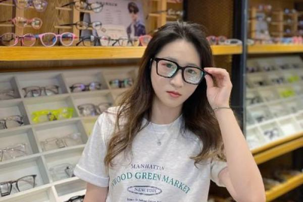 土命人士戴什么眼镜最合适？揭秘最佳选择与搭配技巧！