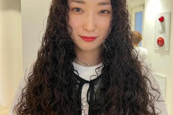 细软头发女孩的命理解析：揭示命运与外形的奥秘