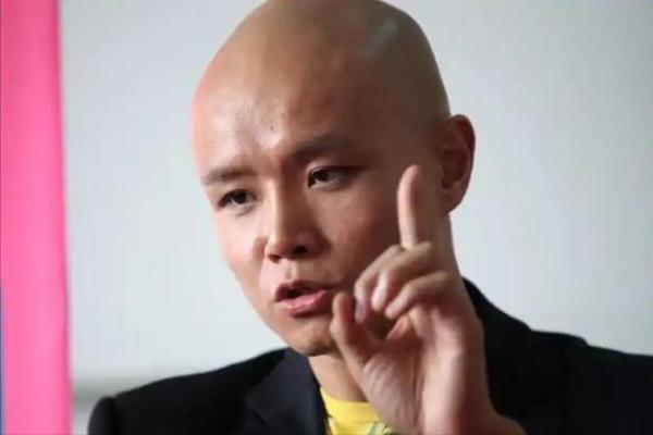 徐峥的命格与人生轨迹：从喜剧演员到电影导演的转变