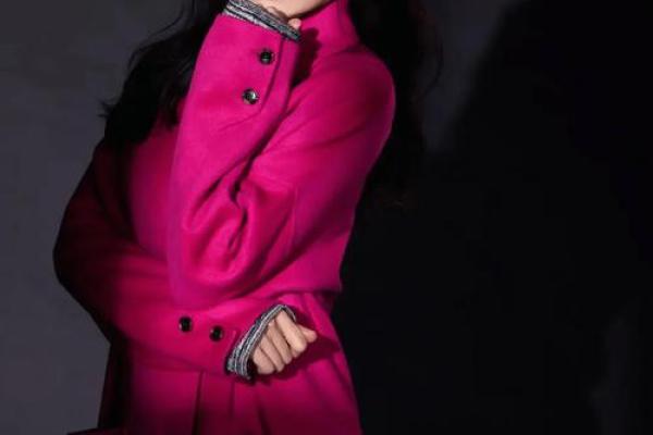 小巧女人的命运：娇小身材背后的智慧与魅力