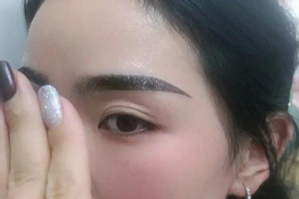 眉毛的秘密：揭示富贵命的女生眉型与风水关系