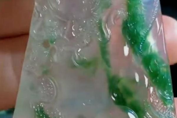 火命人必备的翡翠挂件，让你的运势焕发光彩！