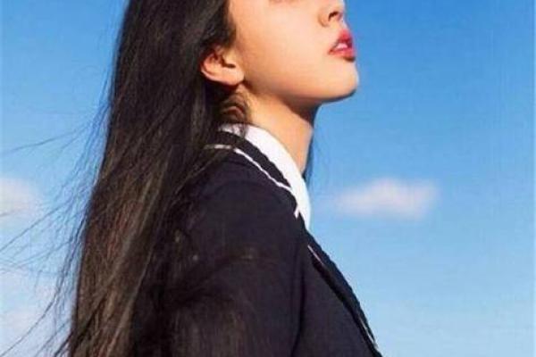 2017年属鸡女孩的命运解析：揭秘她们的个性与人生旅程