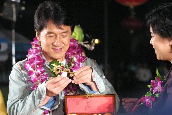 成龙：一位传奇的武打巨星与命运的奇妙交织