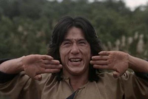 成龙：一位传奇的武打巨星与命运的奇妙交织