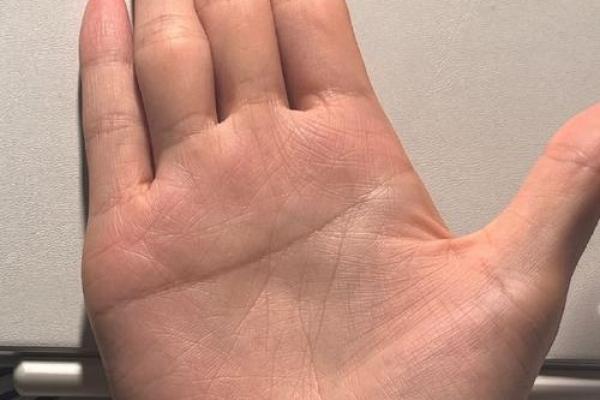 男人双手断掌命格解析：隐秘特质与人生轨迹的揭示