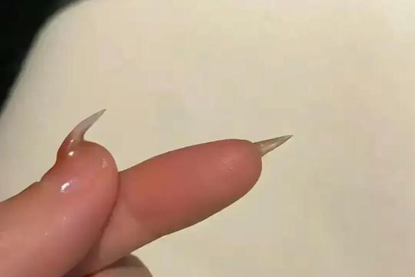 男人水指甲的命运解析：指甲背后的秘密与影响