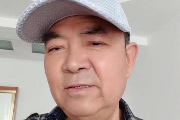 1969年属鸡的命运解析：风华正茂中的智慧与挑战