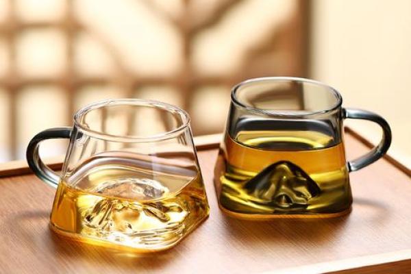 水命人的茶杯选择：优雅与实用的完美结合