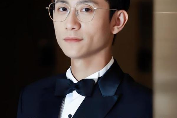 根据脚型揭秘：富贵命男的特点与成就之路