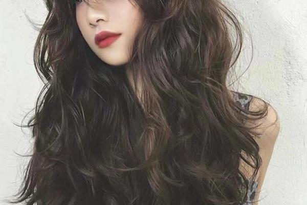 火命女性的完美发型选择，展现热情与活力！