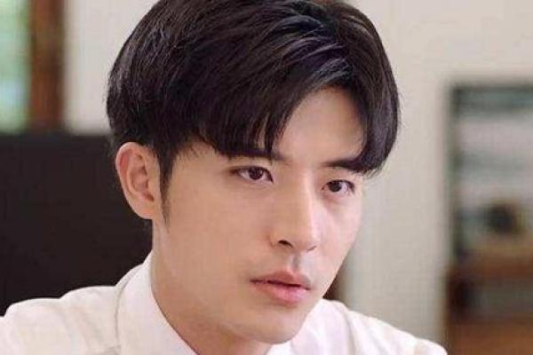 嘴唇唇线明显的命运暗示：看似平常却富有深意的潜在信息