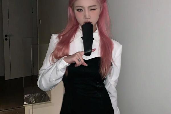 文静女孩的命运：优雅之下的内心世界与人生轨迹