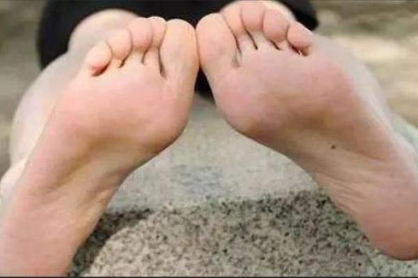 探秘女人脚心平的命理玄机，了解不同脚底特征的命运密码！