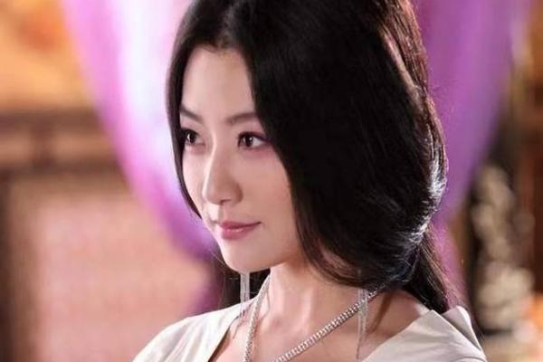 女子有皇后命：如何在生活中展现出皇后般的气质与魅力