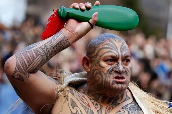 城头土命纹身：象征着坚韧与大地的力量