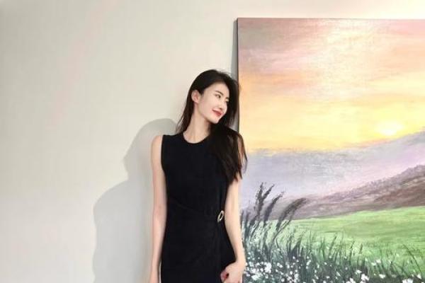 嘴角上扬的女人：她们的命运与心灵的秘密