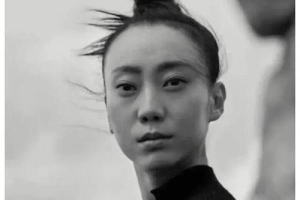 揭秘蛇年女性命运：智慧与韧性的结合之美