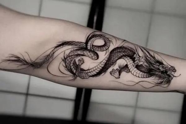 龙年命缺水的纹身选择与水元素的象征意义