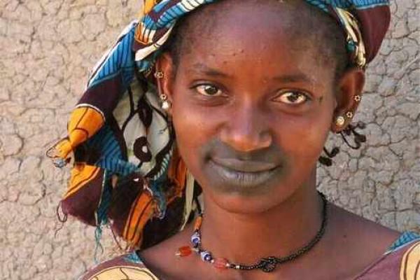 牙齿内扣的女人：命运与美丽的悖论