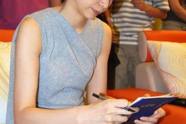 圆脸女人的命运解析：外貌与内涵的奇妙交织