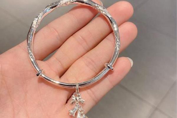 如何选择适合自己的银色手镯，使其更显魅力和个性