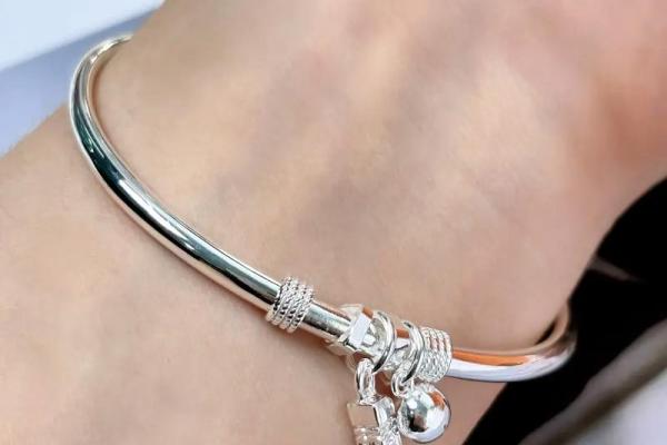 如何选择适合自己的银色手镯，使其更显魅力和个性