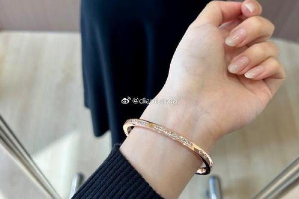 探寻涧下水命：适合佩戴的饰品与注意事项