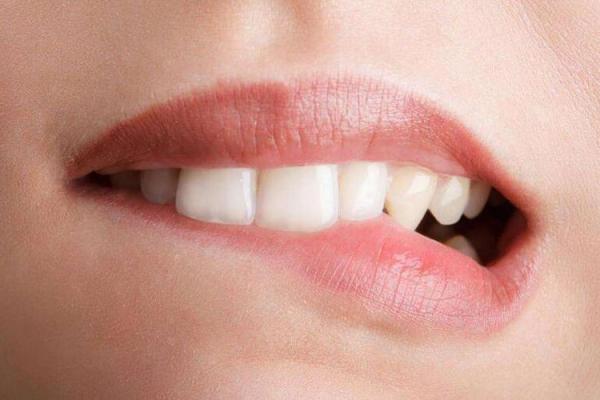 门牙很长的女人：命运与内心的独特旅程