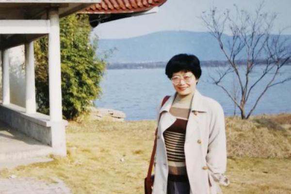 年轻守寡的命理解析：为何人生旅途如此艰辛？