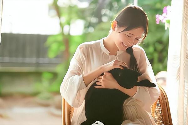 丈夫病逝后的她:重拾生活的勇气与希望 丈夫病逝后的她:重拾生活的勇气与希望