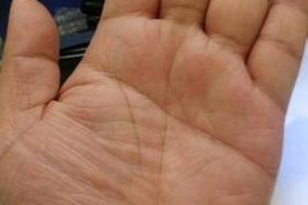 双手断掌女人的命格解析：命运与性格的秘密