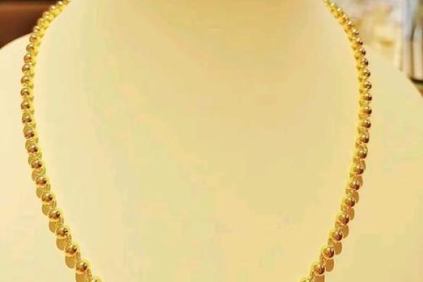 根据命理分析，什么样的人适合佩戴黄金饰品？