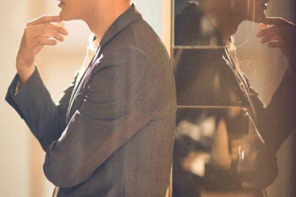 水命男人穿什么颜色助运，提升气质与魅力！