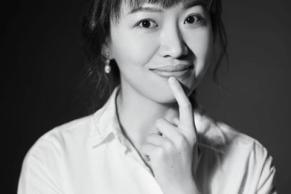 指头尖尖女子的命运揭秘：她们的故事与心灵