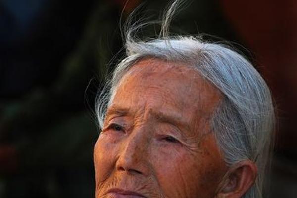 老人眉毛长长的命理解析：长眉与人生智慧的关系