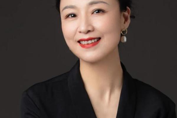 腊月女孩的命运：冷霜中的温暖，冬季里的希望