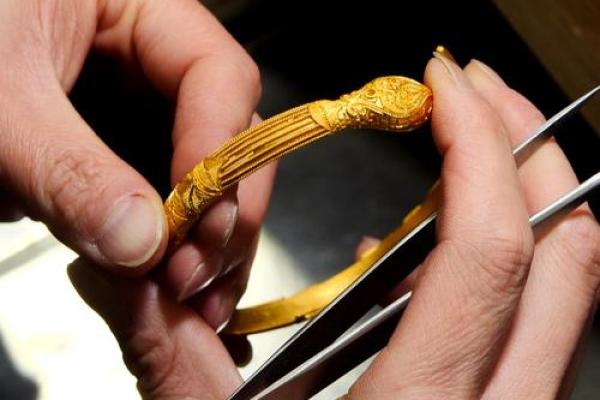 金蛇命男士适合佩戴的饰品与风水调理