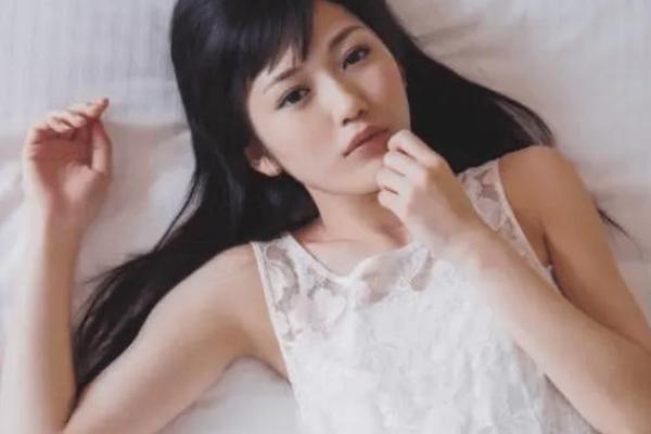 探秘93属鸡女人的命运与个性:从性格到事业的全面解析 探秘93属鸡女人的命运与个性:从性格到事业的全面解析