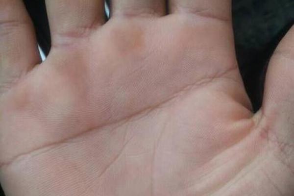 右手断掌男人的命运解析：命理中的神秘符号