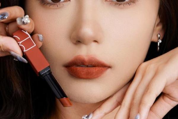 干练职业女性的唇妆：展现自信与魅力的秘密武器