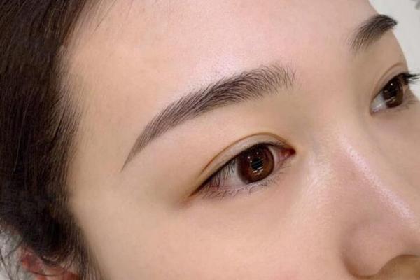 女人眉毛粗短，命运与性格的深度揭秘