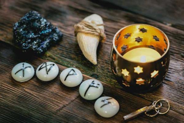 深入解析：女性命理中的“离命”寓意与影响