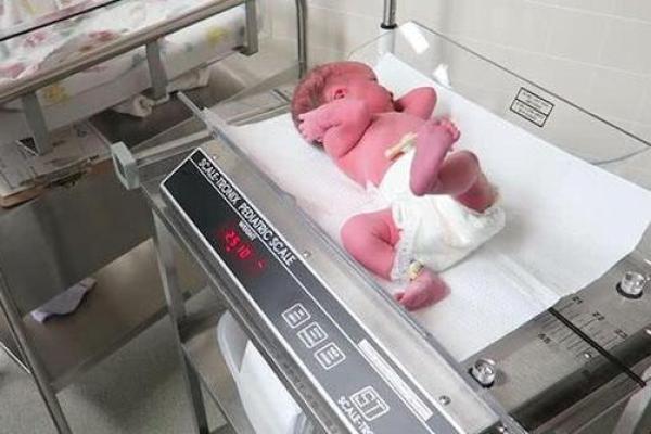 初生儿4斤，命运之谜：探索体重与人生际遇的关系