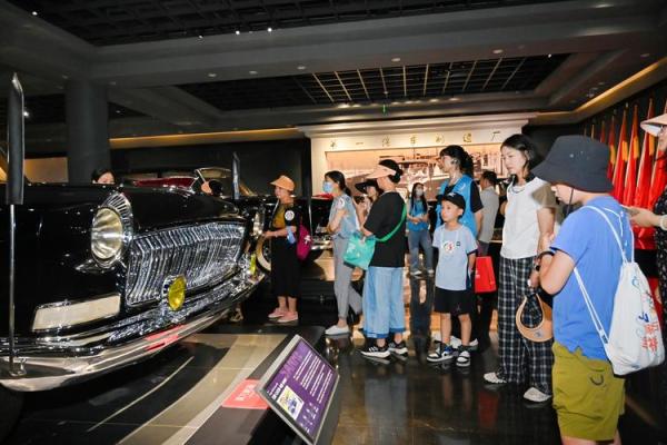 属狗腊月十五出生的人命运解析:性格、事业与家庭幸福探秘 属狗腊月十五出生的人命运解析:性格、事业与家庭幸福探秘